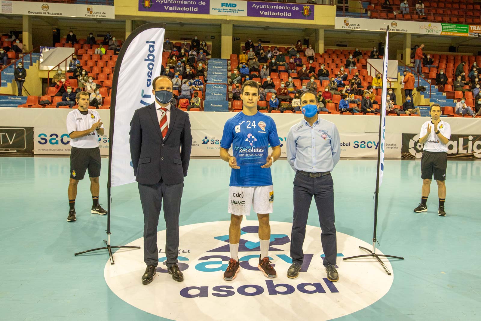 Jorge Serrano recibe el trofeo como destacado MVP Sacyr Asobal de noviembre